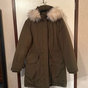Gap olive green quilted coat. Large Tall. Flannel lined pockets. Barely worn.
